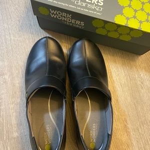 Dansko Work Wonders Professional Clogs. Excellent condition!